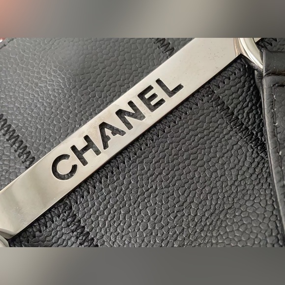 🔥SALE🔥 100% Authentic Vintage Chanel Chocolate Bar Tote - Picture 2 of 8